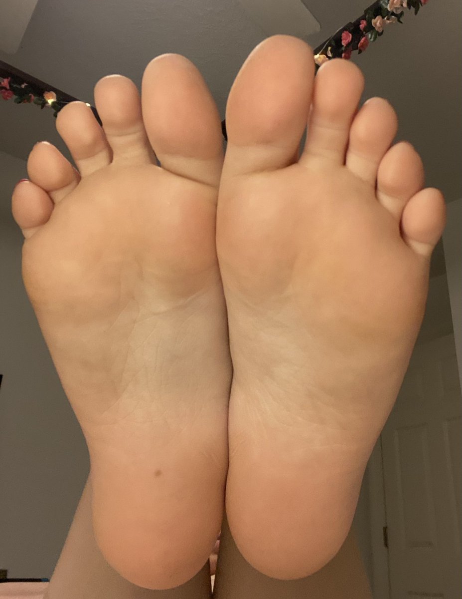 BoxedFeetsies tweet media