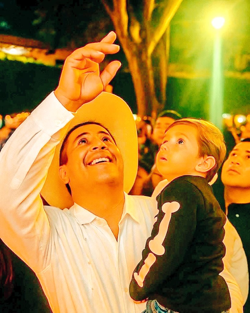 Pensábamos que México ya no podía sentir.
Pero la verdad dicha sin miedo sigue moviendo almas.
No conocí al joven que cayó, pero lo escuché como millones: a través de una pantalla, con la fuerza de quien no se vende ni se rinde.

Un país cansado volvió a llorar.
Y cuando un país