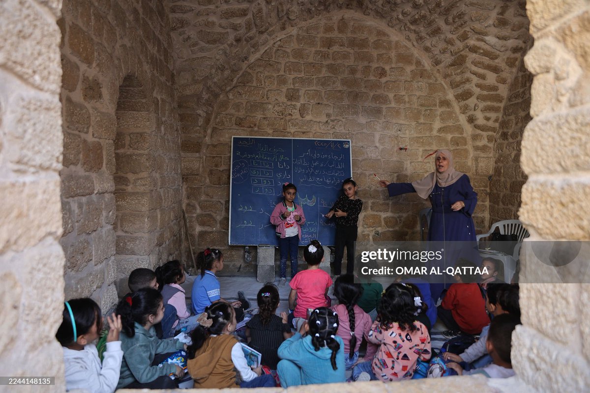 افتتح متطوعون من أهالي غزة المبنى التاريخي للمدرسة الكمالية العثمانية، الذي أُغلق منذ عام 1949 ولم تُجرَ فيه أي دروس منذ ذلك الحين. وقد أعاد المتطوعون فتح المكان، وحوّلوا غرفه ومرافقه إلى فصول دراسية للأطفال النازحين وسكان المنطقة، عِلماً أن المدرسة شُيّدت في العهد المملوكي