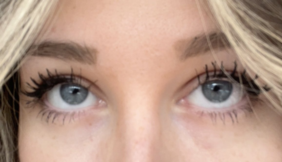 2venircocooning's tweet image. Mes sourcils mal maquillés la