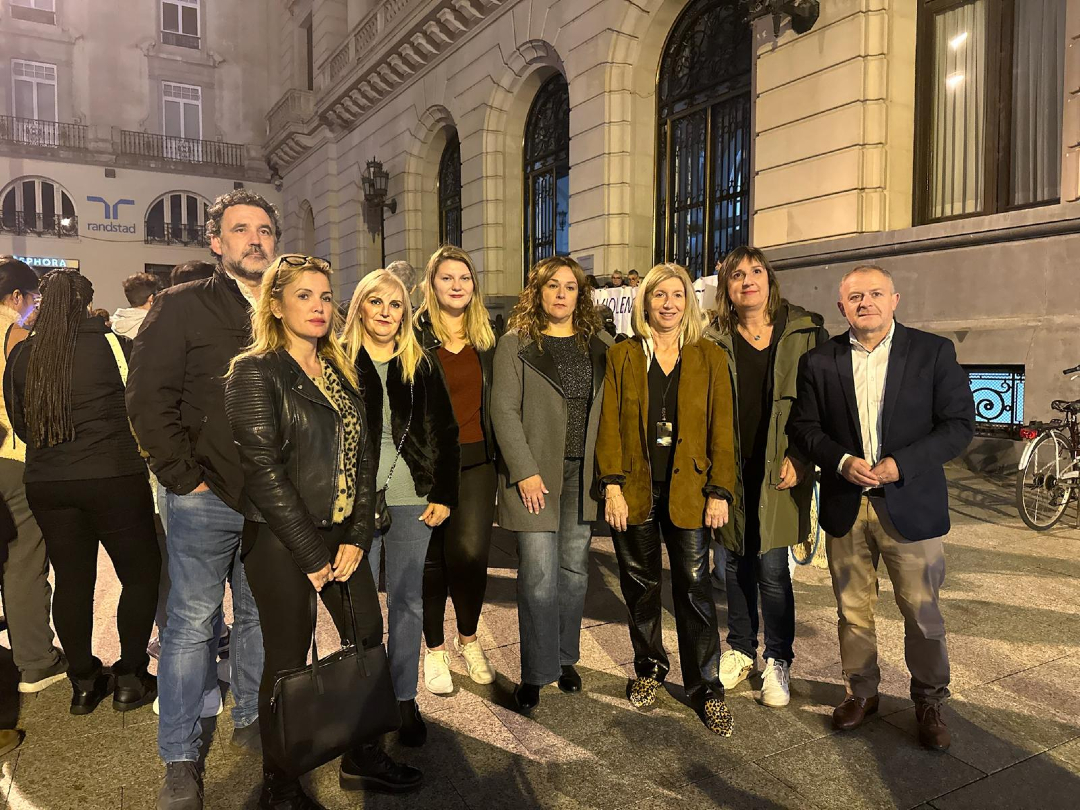 Asistimos a la concentración de los #MartesLilas... hoy, desgraciadamente, para condenar el asesinato machista en #Zaragoza ⚫

No podemos mirar a otro lado. Debemos luchar frente a la terrible lacra de la violencia de género y frente a los discursos negacionistas.

#NiUnaMenos