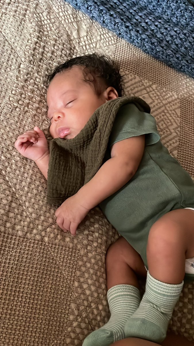 KingKelsie's tweet photo. Am I the only one who thinks “Sleep when the baby sleeps” DOESNT work? He sleeps all day…when am I supposed to get things done? #MakeItMakeSense https://t.co/yiZMR69Z2r