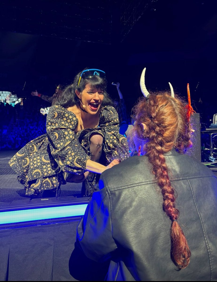 MysticFoxyWolf's tweet photo. emily and siobhan interacting with fans at viva mas vegas have me in actual tears. https://t.co/lLBTZdDPY7