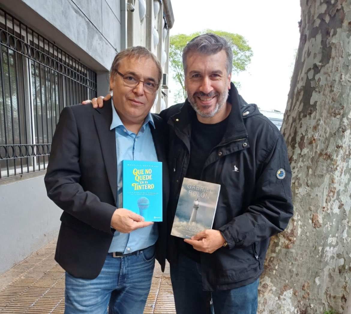 Con el querido <a href="/LicenciadoRolon/">Gabriel Rolón</a> intercambiamos figuritas. Se lleva mi libro al otro lado del charco y me quedo con su gran - y necesario- libro “La soledad”.

Se presenta el 29 de este mes en el Antel Arena.

#cragalactico 

☺️🙌💙📗

<a href="/PlanetaLibrosUY/">Editorial Planeta Uruguay</a>