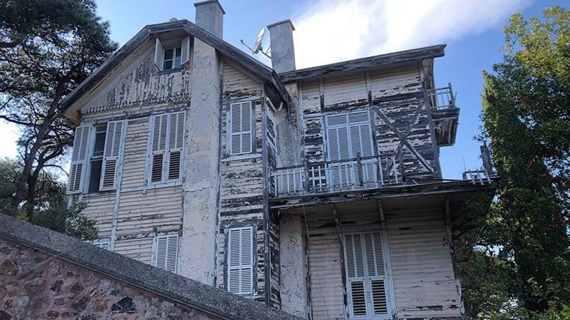 Türk edebiyatının en sevdiğim yazarlarındandır Hüseyin Rahmi Bey. Kitaplarını çok severek okudum. Uzunca bir süredir Heybeliada’daki köşkü virane durumda, baktıkça insanın içi acıyor. Halbuki restorasyon çalışması yapılıp tekrar müzeye çevrileceği söyleniyordu.