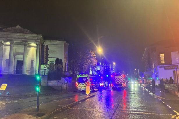 WorldWPolitics's tweet photo. Cordon in place and bomb disposal units called to 'suspicious' suitcase on Stockport train station footbridge https://t.co/GyPpYuS4bZ