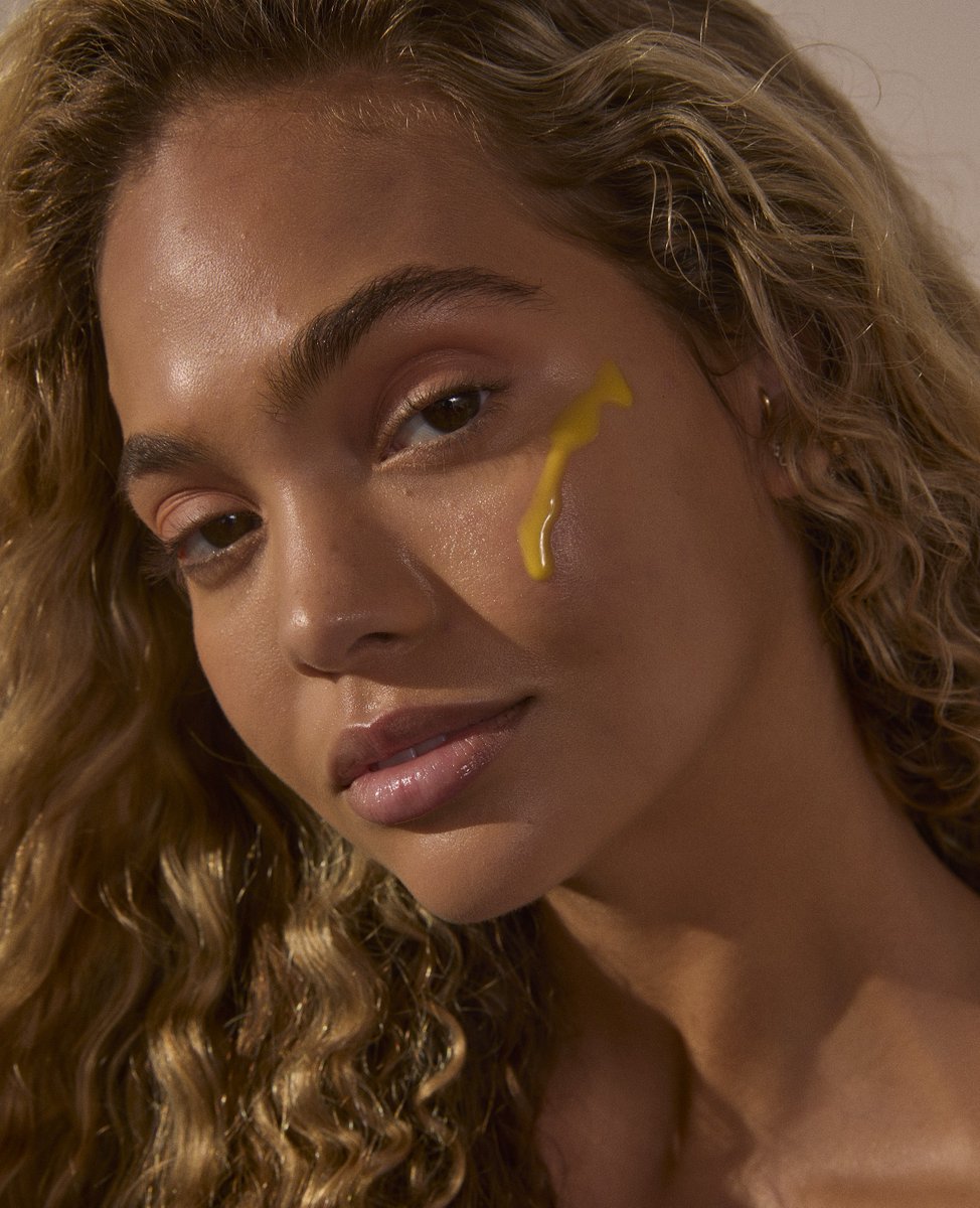 Some products look golden because of dyes. Ours is golden because of nutrients. ✨

Copper peptides, CoQ10, and astaxanthin give the Alitura Gold Serum its natural bronzed glow—while plant-derived Vitamin A and marine collagen go to work refining and rejuvenating the skin.