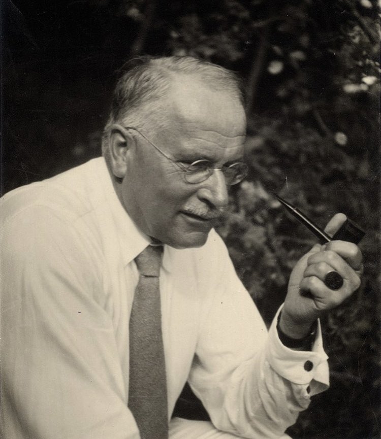 Bir röportajında Carl Jung’a “Tanrı’ya inanıyor musunuz?” diye sordular.

Kısa bir sessizlik oldu. Jung gülümsedi, gözleri derin bir bilgelikle parladı: “İnanmak mı?” dedi. “Hayır… Onu biliyorum.”

Sonra duraksadı ve ekledi: “İnanmam gerekmiyor, çünkü onu biliyorum.”