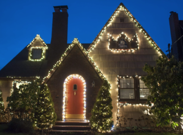GroundOneMN's tweet image. 🎄 Holiday decor made easy! GroundOne designs, installs, and maintains lighting that wows all season long.
#GroundOne #HolidayLights #TwinCitiesLandscaping #CurbAppealGoals