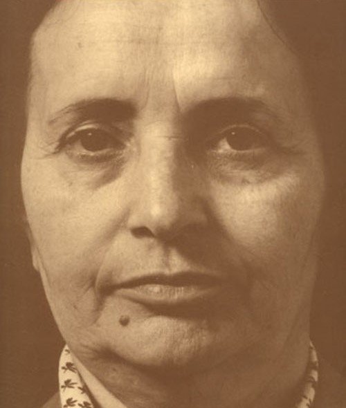 Hüznümle vedalaşmayı 
bana öğretmediler

gülten akın 

[23 Ocak 1933, Yozgat — 04 Kasım 2015, Ankara]