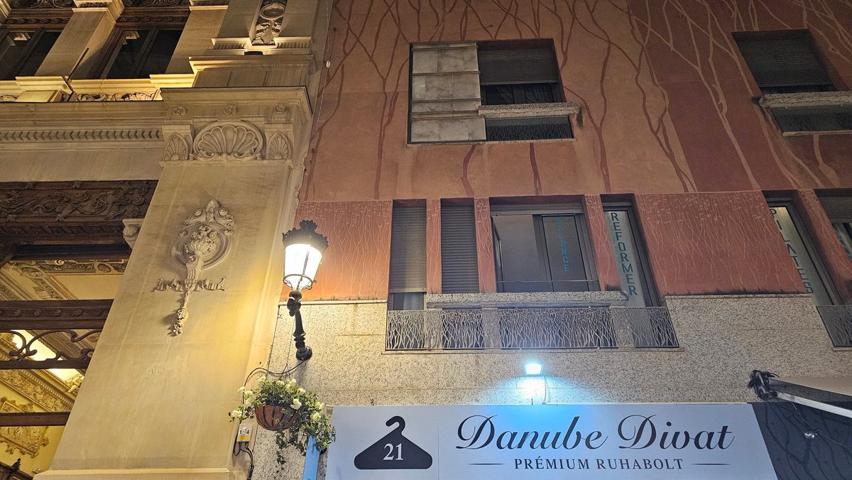 La calle Trapería de Murcia se transmuta en la célebre Váci utca de Budapest para el rodaje de F.A.S.T. el nuevo thriller del gran #TaylorSheridan
#ApuntesUrbanos #nocturnos #MurciaPest...