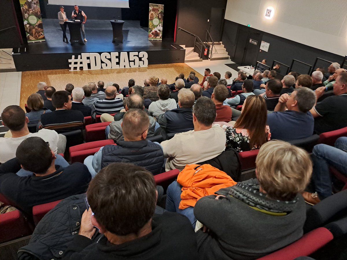 fdsea53's tweet photo. [#Syndical] @FNSEA, cap sur la #transformation ! Ce soir, à #Argentré, la @fdsea53 tient son Conseil fédéral en présence des responsables locaux du réseau de @lamayenne et @CathyFP25_FNSEA. #Féminisation, #territorialisation, #sections... on échange sur les mutations à engager. https://t.co/gvccBtZ4Od