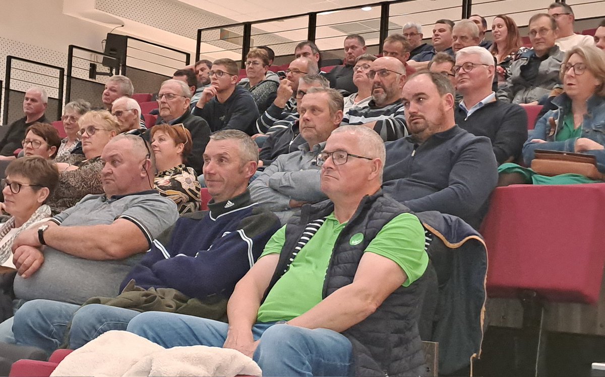 [#Syndical] <a href="/FNSEA/">La FNSEA</a>, cap sur la #transformation ! Ce soir, à #Argentré, la <a href="/fdsea53/">FDSEA53</a> tient son Conseil fédéral en présence des responsables locaux du réseau de <a href="/lamayenne/">La Mayenne, le Département</a> et <a href="/CathyFP25_FNSEA/">Cathy Faivre-Pierret</a>. #Féminisation, #territorialisation, #sections... on échange sur les mutations à engager.