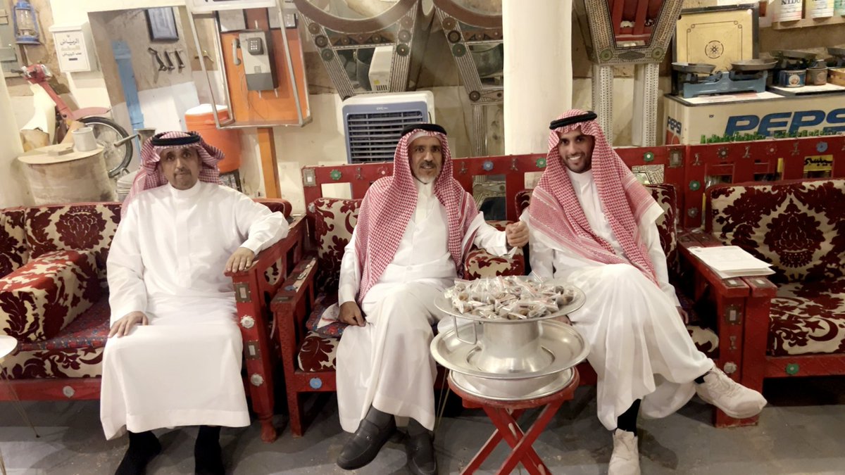 تشرفت بزيارة غالية وجميلة        ( عبدالرحمن الريس  ) شخصية نادرة و مشرفة للمتاحف الخاصة 
    نادي الهلال  تاريخة وبطولاته وذكرياتة  .. مقرها متحفة الخاص عالم آخر من الجمال والفخامة  والابداع.  
حديثه وهوايتة أسعدتني ونجاحة هو نجاح لنا …