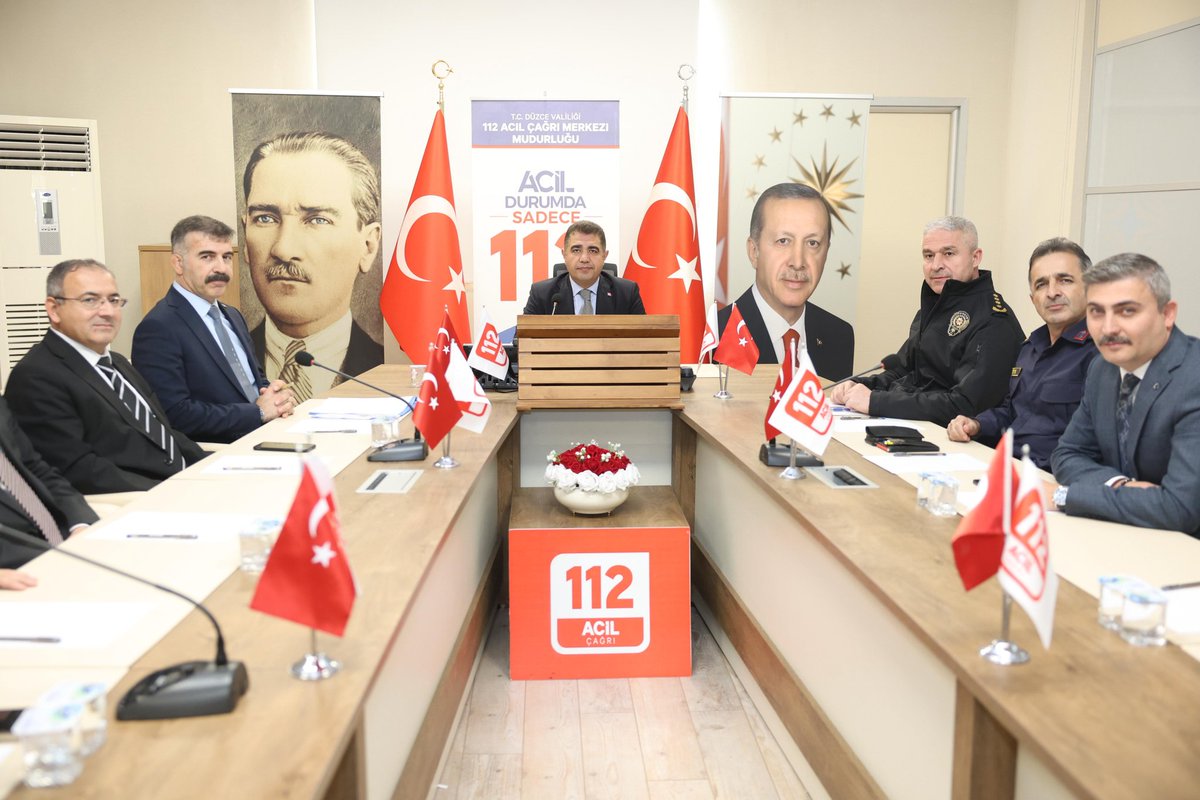 duzce_valiligi's tweet photo. 📍Düzce GAMER Toplantı Salonu

Valimiz Sayın @ValiSelcukAslan başkanlığında, ilgili kurum yetkilileri ve personellerinin katılımıyla “Bir Adım Bir Umut” Projesi Değerlendirme Toplantısı gerçekleştirildi.

Toplantıda; risk altındaki evlatlarımızın korunması ve  geleceğe güvenle adım atmalarının yanı sıra farklı bağımlılık türlerinden arındırılması hedefiyle hayata geçirilen projenin detayları ele alındı.

Valiliğimiz koordinasyonunda yerel paydaşlarımızın desteğiyle 20 Kasım 2023 tarihinde yürütmeye başladığımız ve olumlu sonuçlar aldığımız “Deniz Yıldızı” Projesi’nin 2. fazını oluşturan bu yeni proje kapsamında; dezavantajlı konumda veya risk altındaki çocuklarımızın güvenli, bilinçli ve umut dolu bir geleceğe hazırlanması hedeflenmektedir.

Bir sosyal uyum ve iyileşme modeli olmasını temenni ettiğimiz “Bir Adım Bir Umut”;
1️⃣ Güven ve Katılım,
2️⃣ Beceri ve Farkındalık,
3️⃣ Aile ve Toplum Entegrasyonu şeklinde üç aşamada uygulanarak, yalnızca çocukların hayatlarına değil; Düzce’nin geleceğine dokunacak güçlü bir sosyal dayanışma projesidir. 🌱💫

#kalptenkalbedüzce❤️