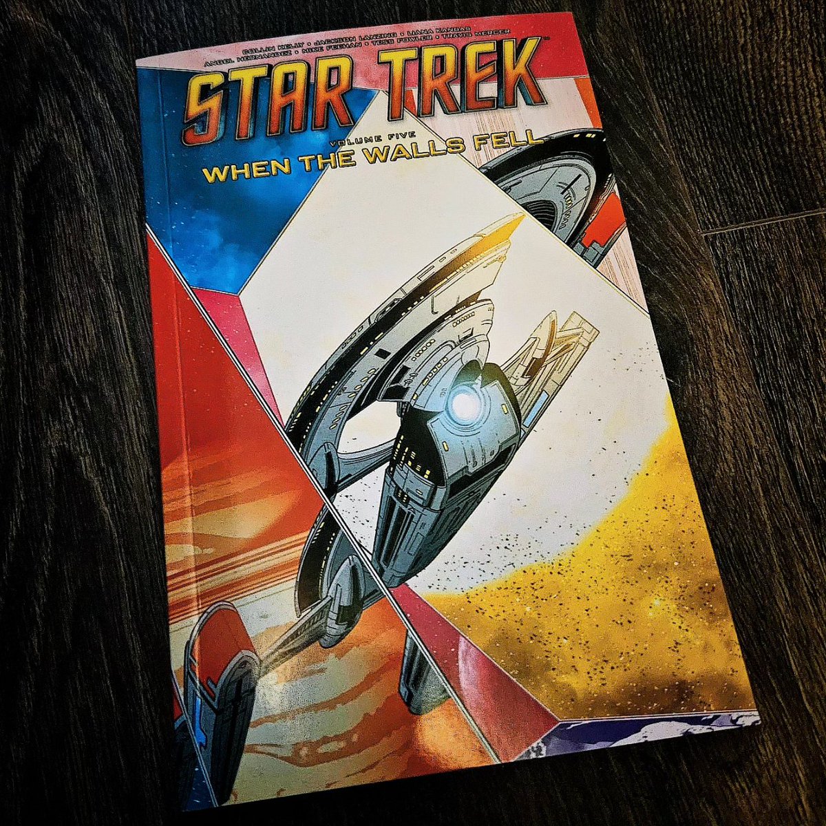 • Star Trek Vol. 5 'When The Walls Fell'.

Big multiverse crossover stuff. A fight with Species 8472, then the Theseus' crew meet with Chris Pine's Enterprise before Sisko goes full Emissary and retroactively kicks off his own prophecy on Bajor. Can't wait for more in January.