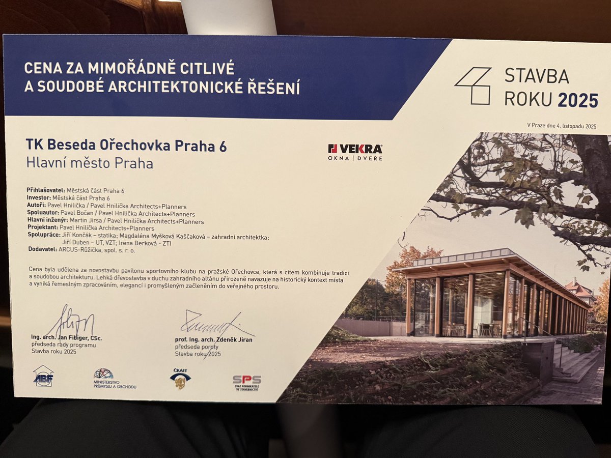 S Besedou Ořechovka jsme získali ve Stavbě roku 2025 cenu za mimořádně citlivé a soudobé architektonické řešení. Díky projektantům Pavel Hnilička Architects+Planners a staviteli ARCUS-Růžička, spol. s r. o. A díky sousedům z Ořechovky. #StavbaRoku2025