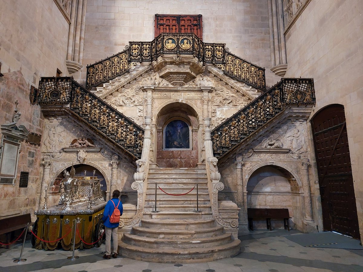 SoyPacoCrespo's tweet photo. La catedral de Burgos tiene una característica muy peculiar: una de sus puertas está a 8 metros de altura. Se trata de la puerta de la Coronería, en el transepto norte. Tal desnivel se debe a que la catedral se construyó en una ladera, sobre terreno inclinado que hubo que aterrazar. Al problema de que una puerta quedase tan alta se le dio como solución una elegante escalera en zigzag, la maravillosa Escalera Dorada, que de haber sido lineal hubiera llegado casi hasta el propio crucero. El trabajo data del siglo XVI, una obra maestra renacentista de Diego de Siloé.