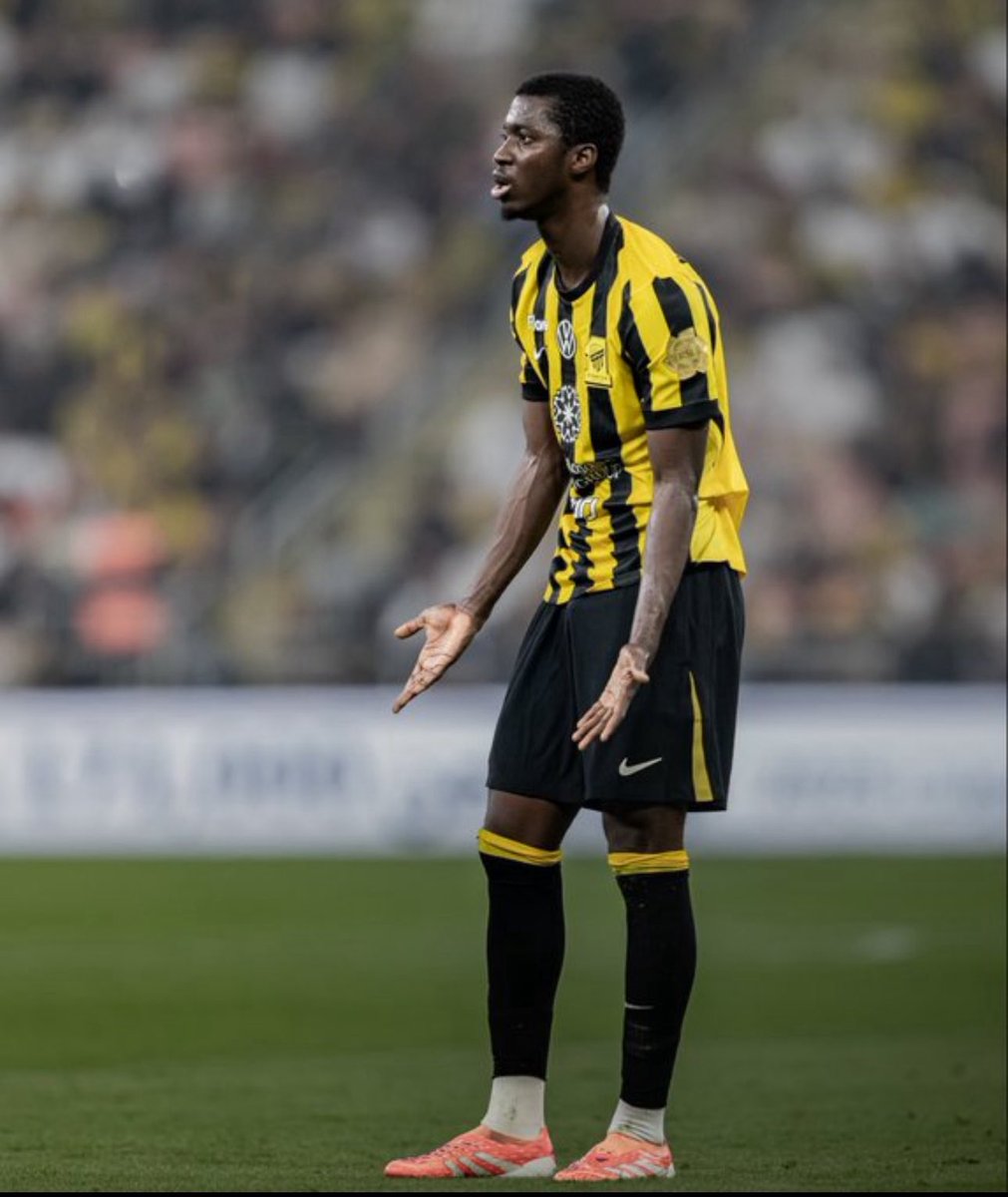 أقسم بالله أعظم ماحصل بالصيف هو التعاقد مع محمد دومبيا صفقة العمر وبجودة خيالية مميز دفاعيًا وهجوميًا حل خارق خارق  بالكورة من زمان ماشفت لاعب في الاتحاد بالجودة الفنية هذي خصوصاً بالكوره

صفقة العمر أي والله 💛