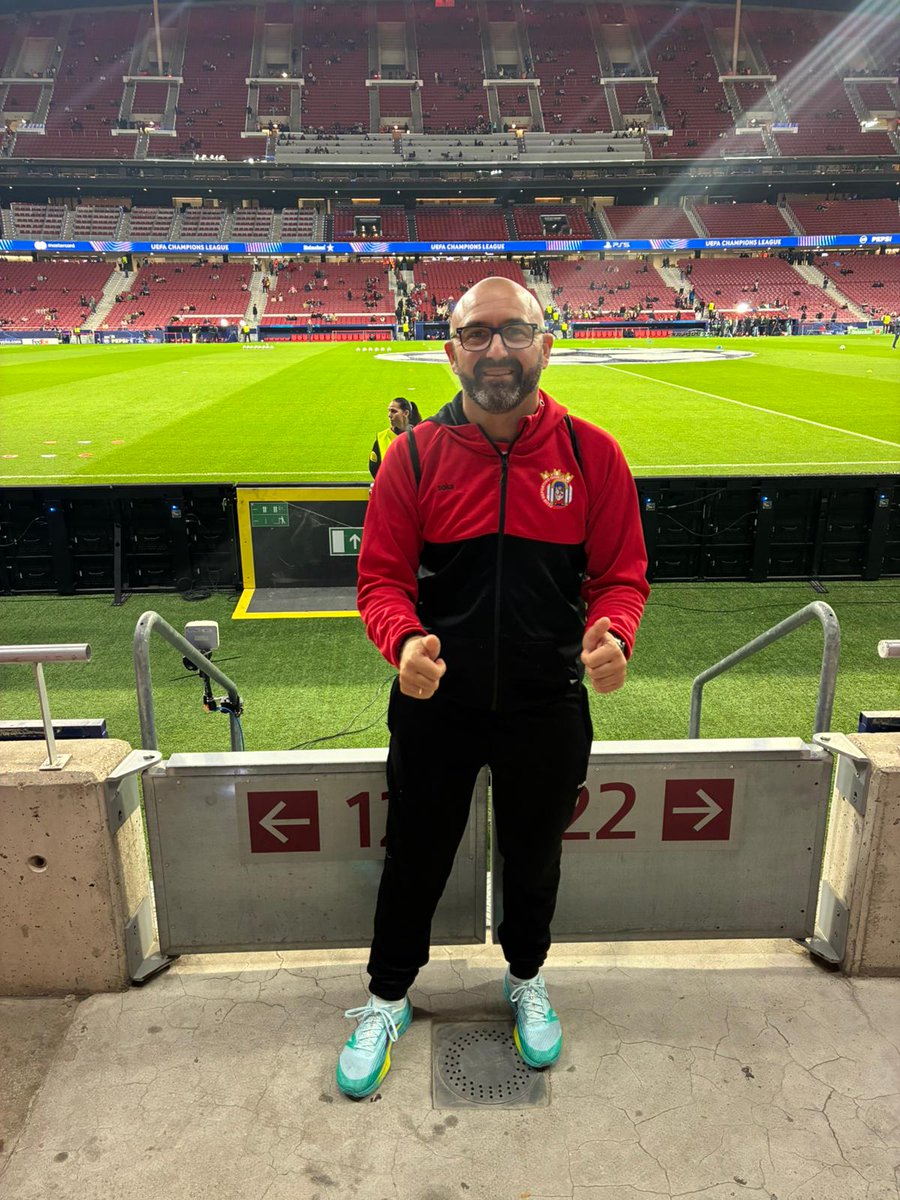 CDQuintana2024's tweet photo. Nos mandan estas fotos nuestros aficionados, luciendo nuestros colores en el Metropolitano 

❤️💙⚽ https://t.co/kJdo0zkeds