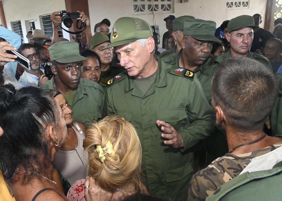 <a href="/DiazCanelB/">Miguel Díaz-Canel Bermúdez</a> 🛡️| El mandatario visitó también el centro de evacuación instalado en la escuela Batalla de Guisa, donde fueron protegidos más de mil personas, y este martes se mantenían ahí unas 600.