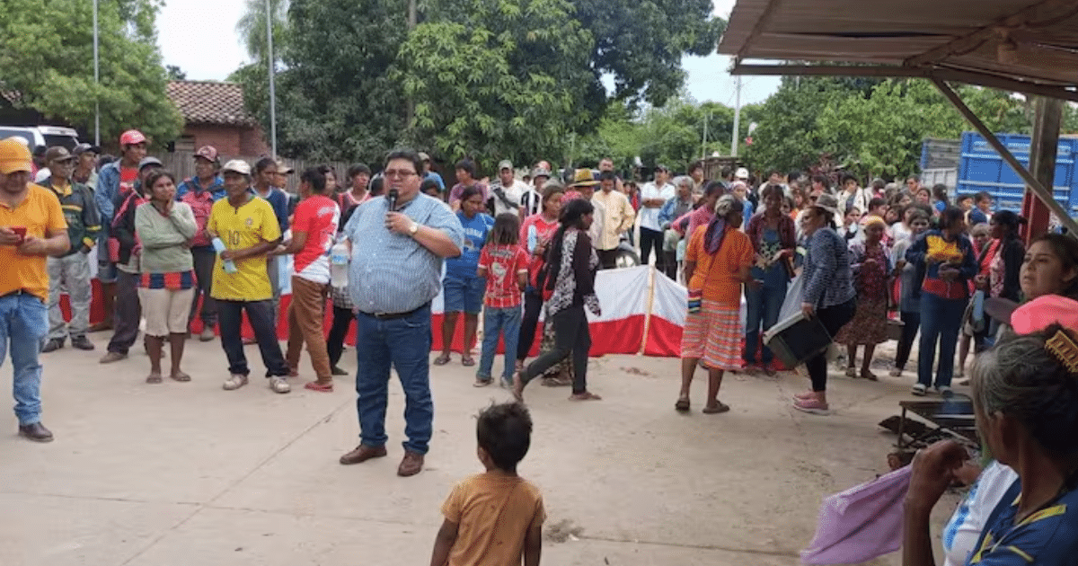 #Politica 🚨🏛️ Tráfico de influencias? Denuncian que turba de diputado Adorno sitia municipalidad de Puerto Casado

🚔 Tensión al límite en Puerto Casado. Una multitud ligada a Mino Adorno cercó la sede comunal para forzar el retorno de su hermano, condenado por corrupción.  

🔎