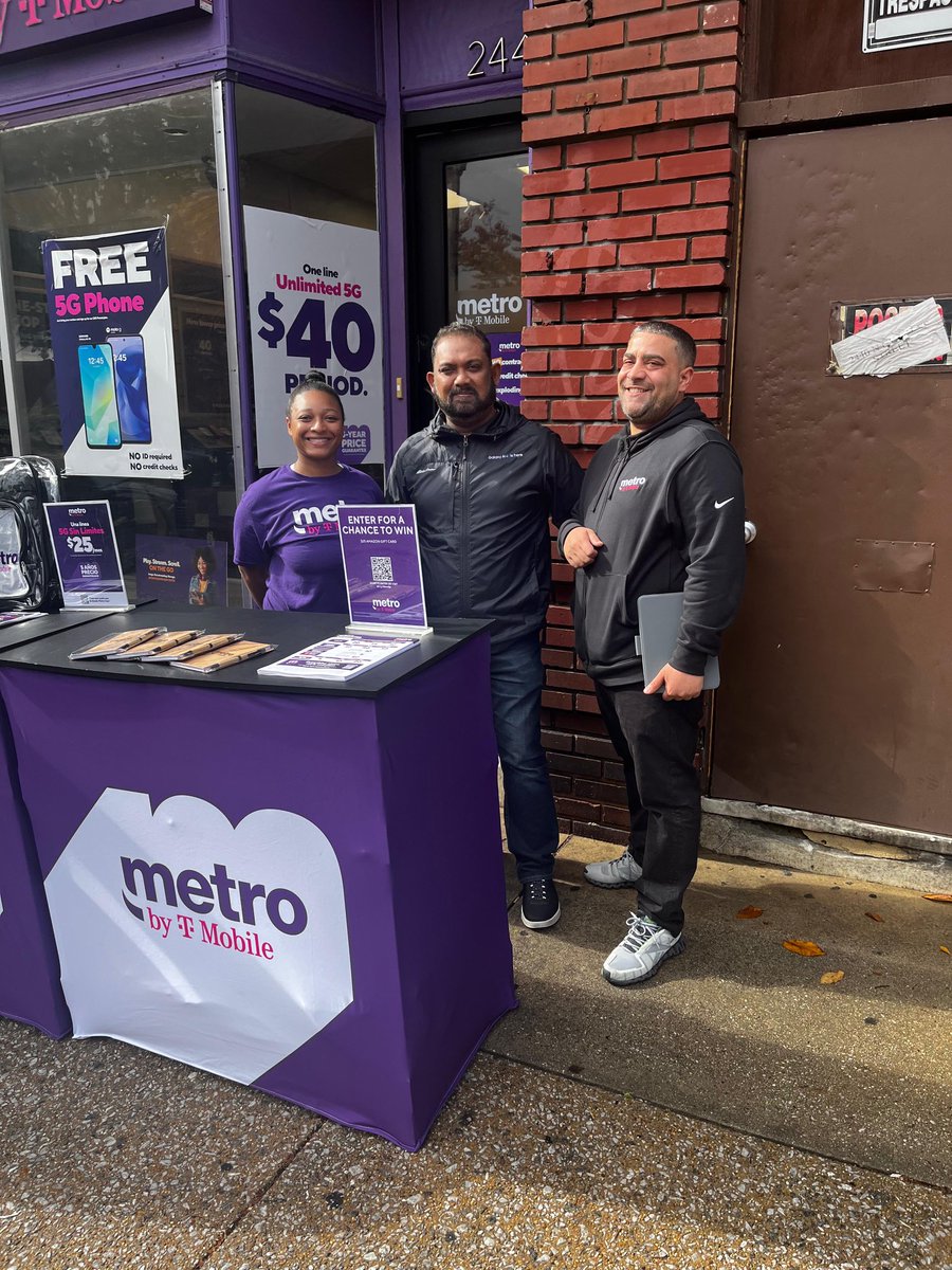 PCGPrepaidBiz's tweet image. We. Are. Ready. Best part of the job, meeting the Customers!  #metrobytmobile 💜💜