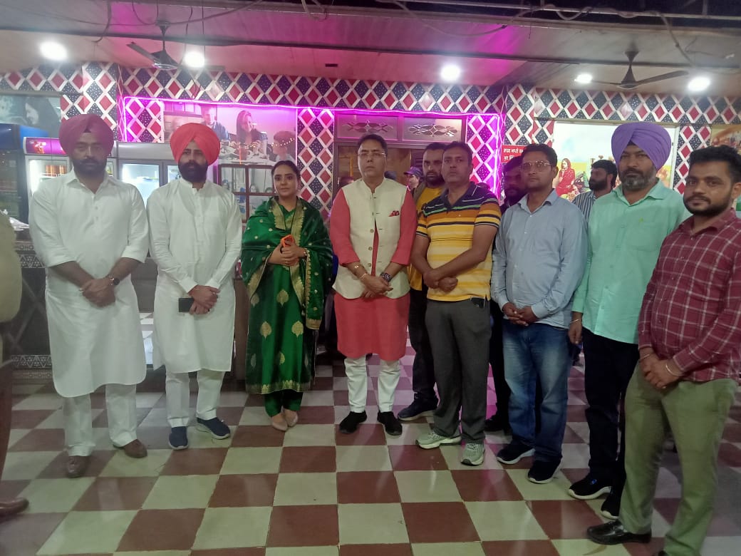 ਅੱਜ ਤਰਨਤਾਰਨ ਐਕਸ਼ਨ ਵਿੱਚ ਸਮੂਲੀਅਤ ਕਰਨ ਤੋਂ ਬਾਅਦ ਸੰਗਰੂਰ ਟੀਮ ਵੱਲੋ ਰਸਤੇ ਵਿੱਚ ਖਾਣਾ ਖਾਣ ਮੌਕੇ ਸਰਤਾਜ ਹਵੇਲੀ ਤੇ ਕੈਬਨਿਟ ਮੰਤਰੀ ਅਤੇ ਪੰਜਾਬ ਪ੍ਰਧਾਨ ਸ੍ਰੀ ਅਮਨ ਅਰੋਡ਼ਾ ਜੀ ਨੂੰ ਮਿਲਿਆ ਗਿਆ ਅਤੇ ਉਨਾਂ ਨੂੰ ਆਪਣੇ ਮਸਲਿਆਂ ਦੇ ਤੁਰੰਤ ਹੱਲ ਕਰਵਾਉਣ ਲਈ ਬੇਨਤੀ ਕੀਤੀ ਗਈ ਜਿਸ ਸਬੰਧੀ ਉਨਾਂ ਵੱਲੋ 11 ਨਵੰਬਰ ਤੋਂ ਬਾਅਦ ਚੰਡੀਗੜ੍ਹ ਬੁਲਾਇਆ