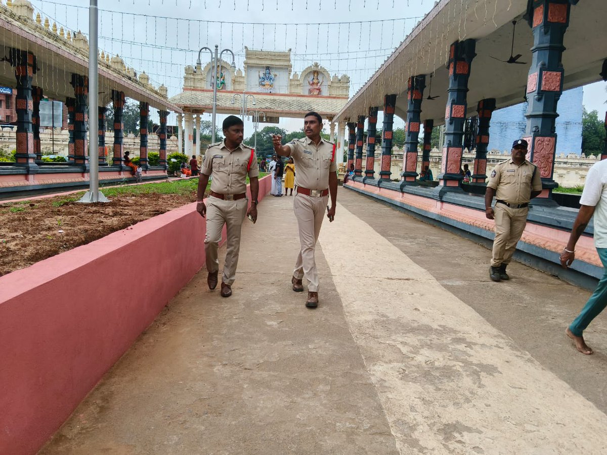 నంద్యాల జిల్లా 
04.11.2025

 కార్తీకపౌర్ణమిని దృష్టిలో ఉంచుకొని జిల్లా వ్యాప్తంగా పటిష్ట బందోబస్తు ఏర్పాటు. 

 పుణ్యస్నానాలు ఆచరించు ప్రదేశాలలో పోలీస్ శాఖ హెచ్చరికలు, సూచనలు భక్తులు తప్పనిసరిగా పాటించాలి. 

 జిల్లా ఎస్పీ శ్రీ సునీల్ షొరాణ్ IPS గారు.