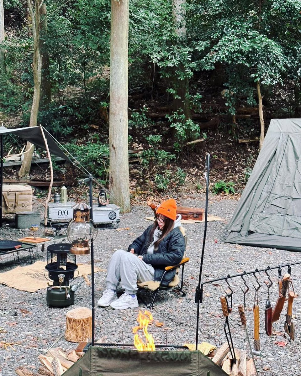 LBhattori's tweet photo. What do you think I’m doing? 😕

The answer is, I’m reading a comic.
I do this all the time 🥸

I still remember when I first started camping,
I saw someone reading a book at the campsite,
and I thought, wow, that’s really cool.

It just looked so stylish.

#CampingVibes https://t.co/KD4G8AuYwJ