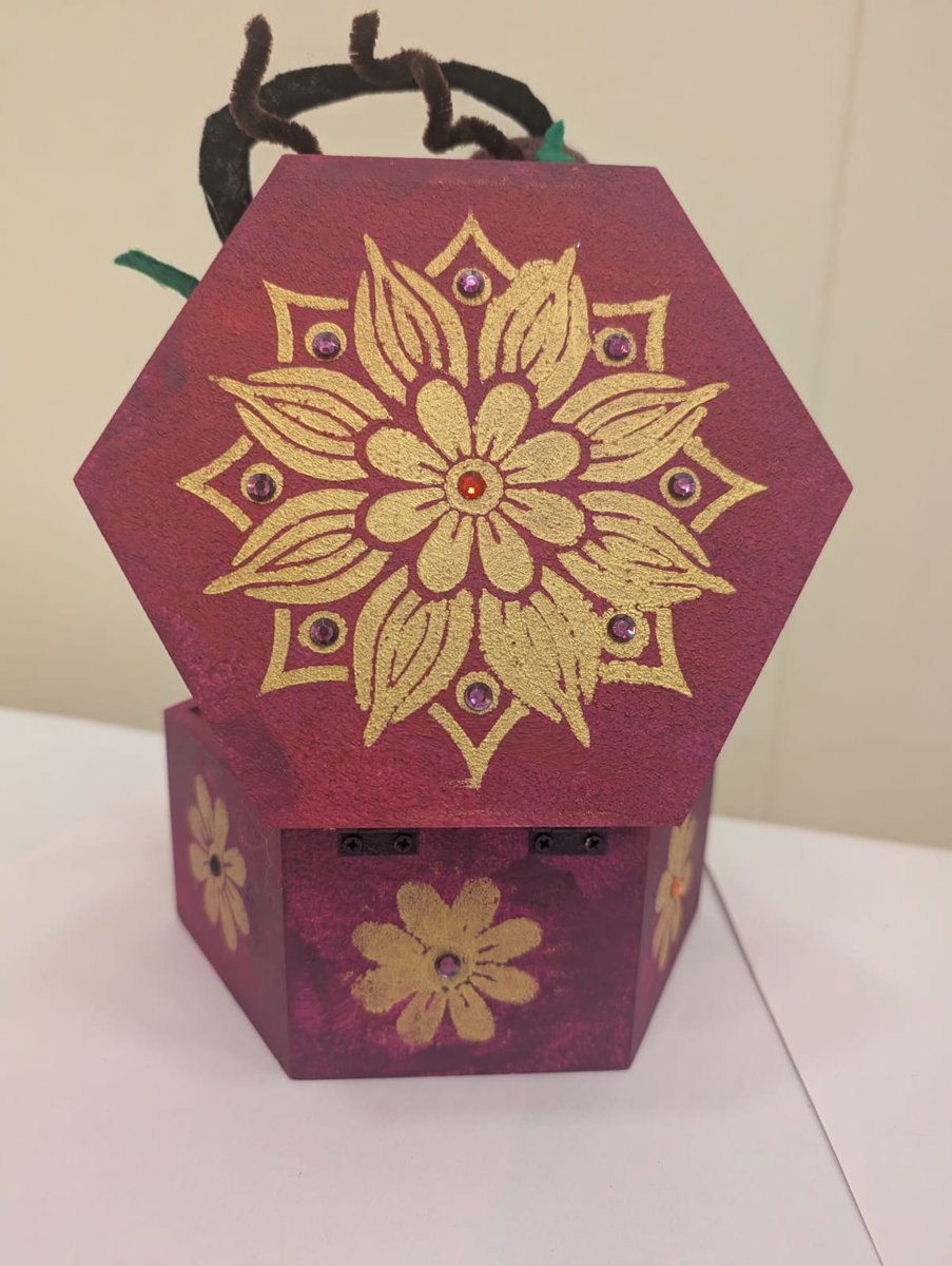 Rotherhamcreat2's tweet image. A fantastic afternoon @AstonFence Yr1 children and families have been making Terrific Toys. Look at these beautiful Jack-in-a-Box toys and Kaleidoscopes. Amazing creative art skills developed and lovely team work too. We love these. #fabulousfamilies #learningtogether