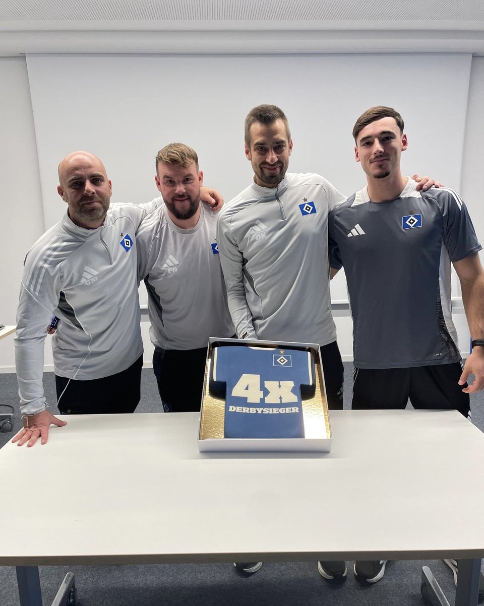 HSVYoungTalents's tweet image. 9️⃣ Spiele, 9️⃣ Siege und 4️⃣ Derbysiege: Für die vier Erfolge gegen Werder Bremen und den FC St. Pauli gab es für das Trainerteam um Oliver #Krause ein ganz besonderes Geschenk von den #U21-Trainern um Lukas #Anderer. 🙌 Feine Geste &amp;amp; guten Appetit! 👏

#nurderHSV #HSVYoungTalents