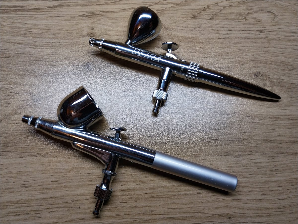 #TTModelarze 
Technologiczna zmiana w lakierni Instytutu.

Ponad 20-letni chiński aerograf (na dole) ustępuje miejsca sprzętowi zachodniej firmy Harder und Steenbeck (import z RFN). Wkrótce pierwsze testy.