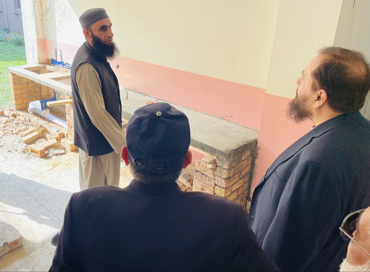 ath_ayub's tweet photo. ایوب ٹیچنگ ہسپتال میں ترقیاتی سرگرمیاں تیزی سے جاری

ہسپتال ڈائریکٹر ڈاکٹر سجاد احمد آفریدی نے ایوب ٹیچنگ ہسپتال ایبٹ آباد میں جاری مختلف ترقیاتی کاموں کا تفصیلی دورہ کیا۔ اس موقع پر انہوں نے متعلقہ شعبہ جات کے انچارجز سے بریفنگ لی اور کام کی رفتار پر اطمینان کا اظہار کیا۔ https://t.co/4VdI1oeuEn
