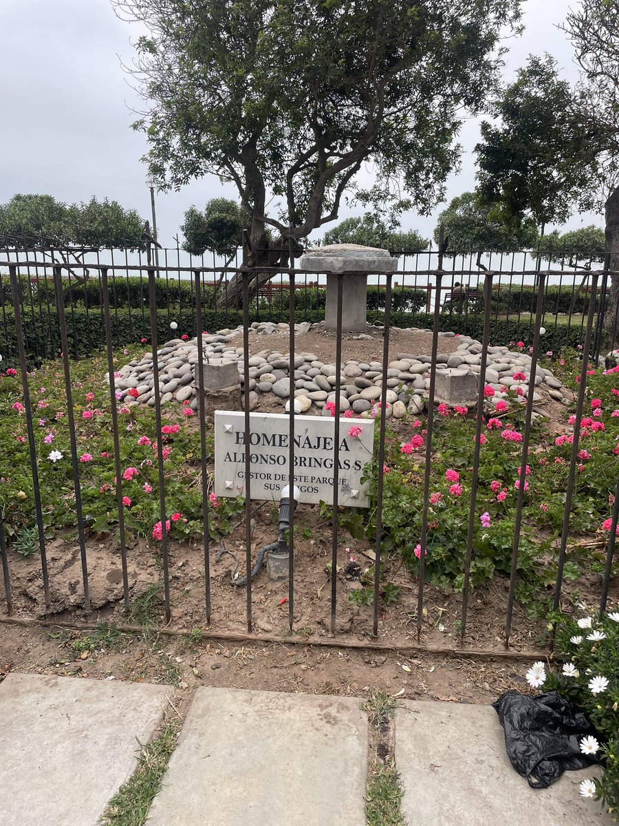Caminar por Miraflores hoy es ver basura por todos lados, parques/jardines secos y descuidados o tener la sensación de que te van a robar el celular. La foto del abandono del ornato: uno de los lugares que más quiero de mi distrito, el Parque Champagnat, sin la virgen ni placas…