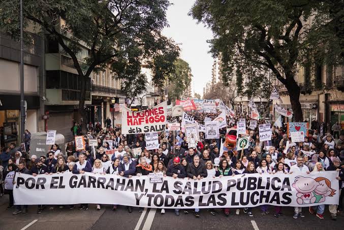 Luchar sirve: al gobierno no le quedó otra que aplicar la emergencia pediátrica, hoy gana el Garrahan, la salud pública y los que rechazamos el ajuste. Lo hicimos en la calle, instalando la pelea en todo el país con paros y en unidad con muchos sectores atacados. Es por ahí