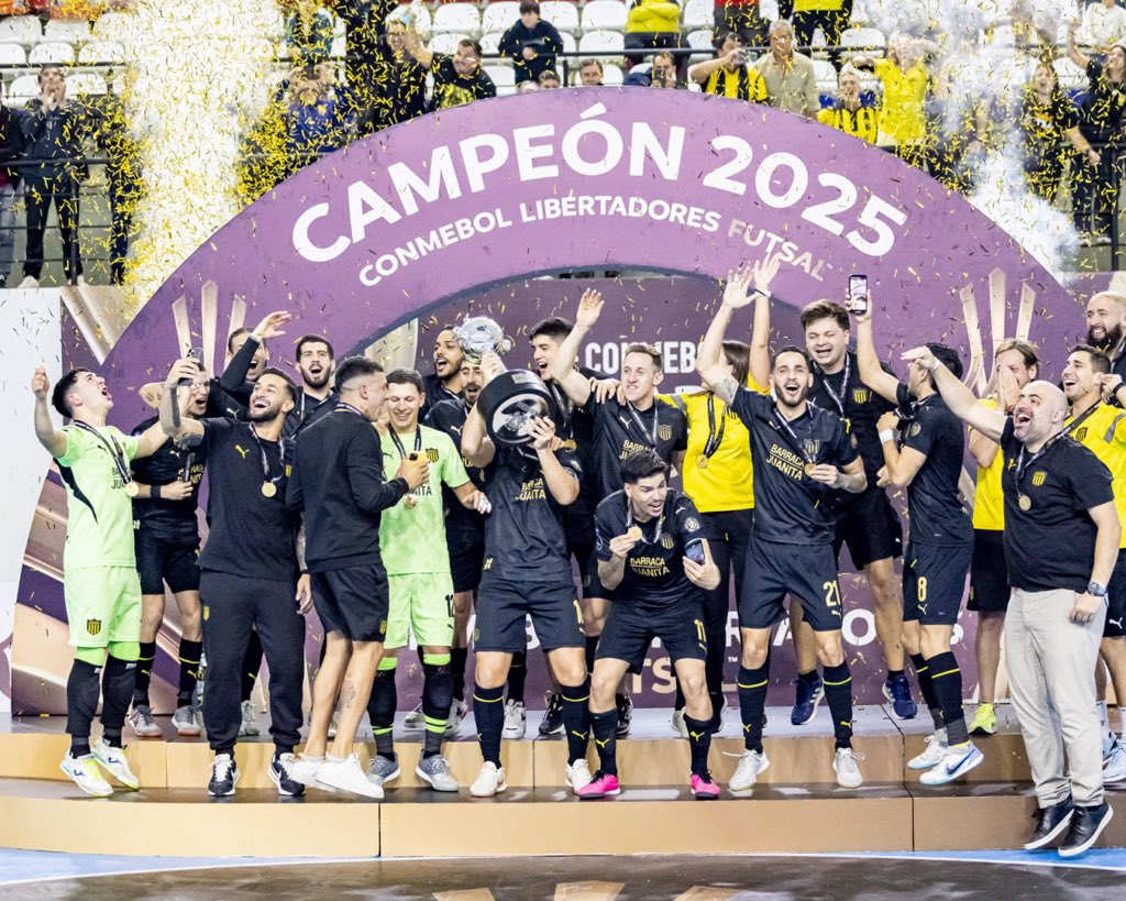 FTrucce18's tweet photo. Peñarol está viajando a Mallorca para disputar la Copa Intercontinental de Fútbol Sala.

El partido ante Palma de España se jugará el viernes a las 17 horas (de Uruguay). Habrá un más que interesante bloque de hinchas carboneros.

Deseo de éxito, ¡Vamo Peñarol! https://t.co/Jhb4o7x5VU