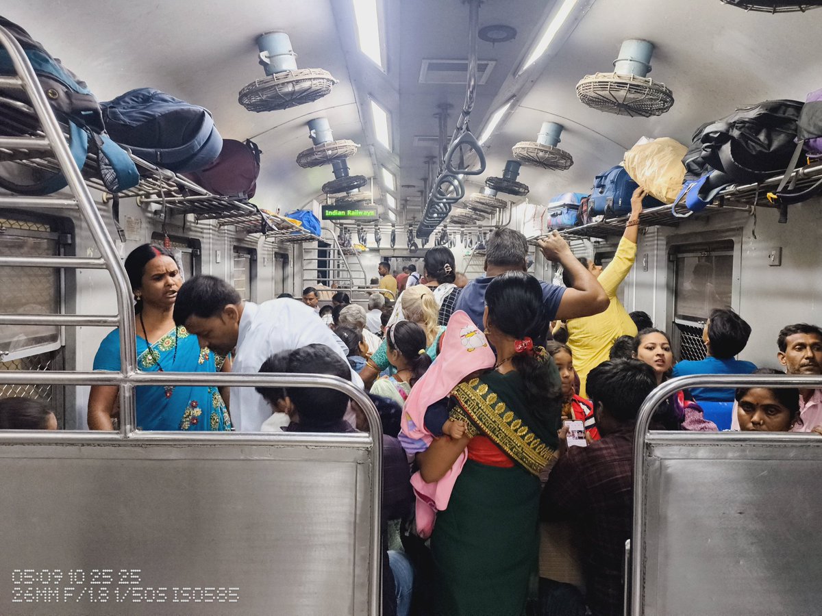 भीड़ को देखते हुए नवादा से पटना एक जोड़ी स्पेशल ट्रेन चलाया जाए।।

<a href="/drmdnr/">DRM Danapur</a> <a href="/RailwaySeva/">RailwaySeva</a>