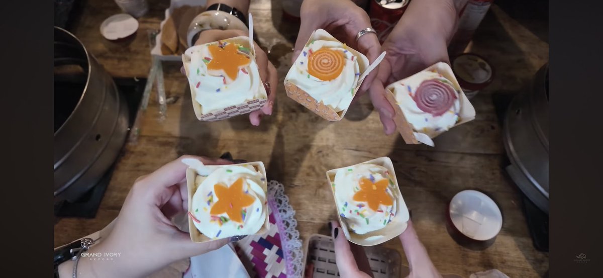 krh204's tweet photo. @bwillowww @BclArl10181729K @mamiya_307 @actors_Th 

We got our cupcakes in the video !! 

https://t.co/akby9RehwE

I saw myself few times and you all too!! 🤣 https://t.co/R4SyzTplaV
