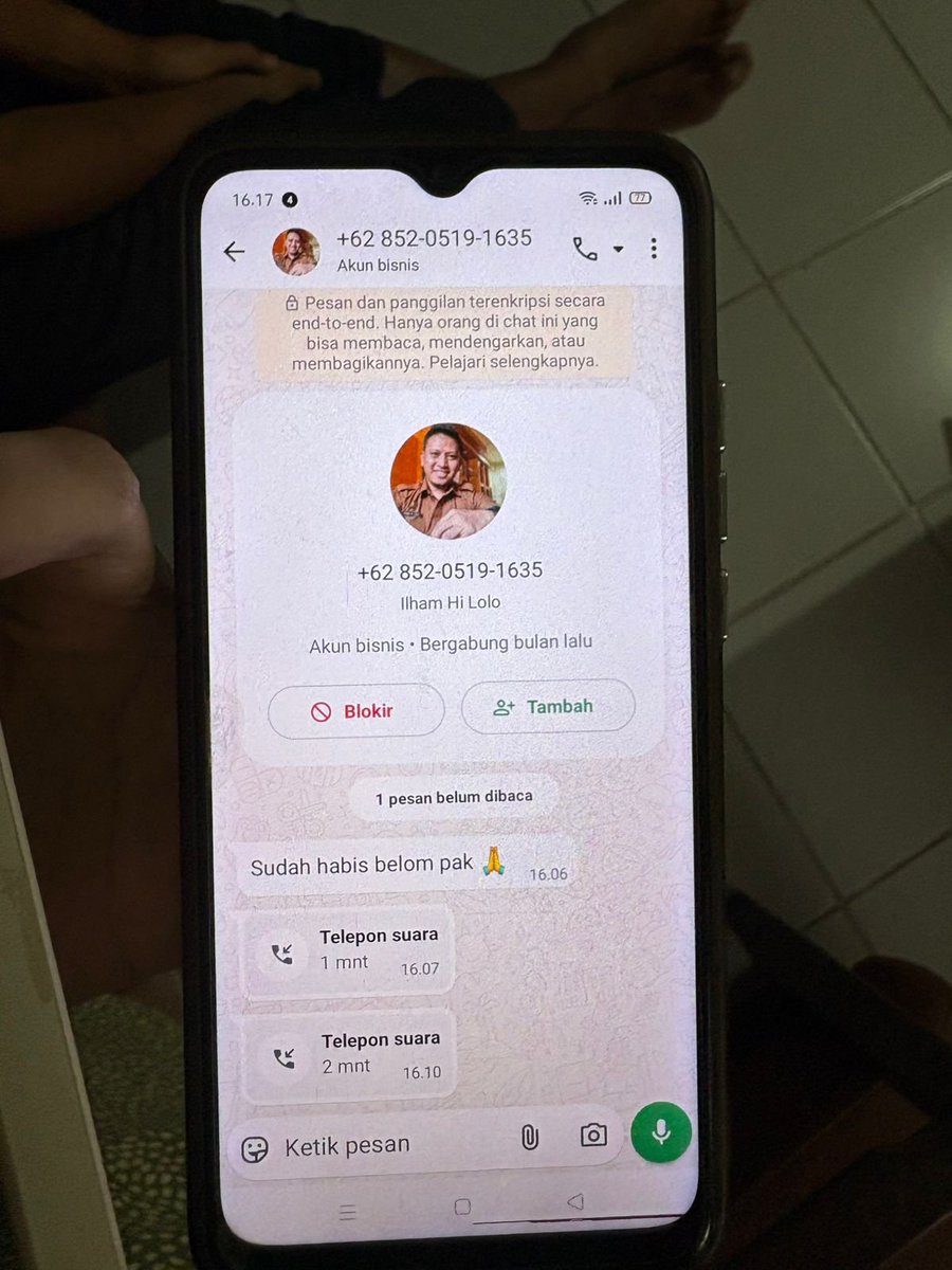 Pamanku kena kasus penipuan dg modus yang sama persis kyk ini sore tadi. Tiga rekening beliau dikuras habis.

Sejauh ini yang sdh kami lakukan adlh request blokir, lapor ke bank dan polisi. Mohon bantuan jika ada hal lain yg bisa kami lakukan.

Kronologi pada utas (1/8)
