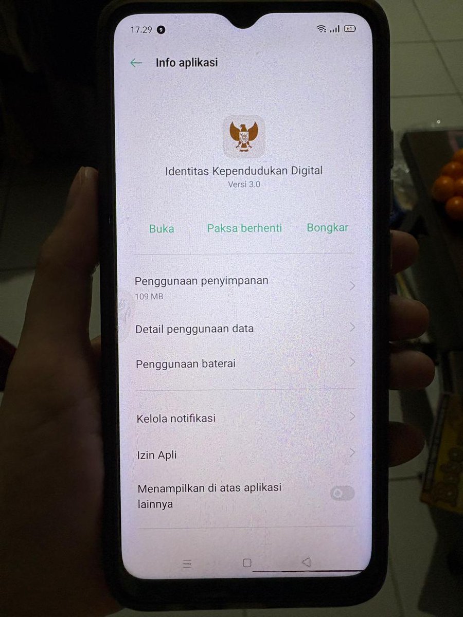 rakhmadiadhitya's tweet image. 🚨 PENIPUAN ATAS NAMA DUKCAPIL

Kejadian dialami Om saya. Pelaku menelfon mengaku dari Disdukcapil menginformasikan adanya program digitalisasi KTP. Pelaku memandu Om saya untuk instal apk. dan mengisi data diri. 

Ternyata rekening dikuras habis, total kerugian mencapai &amp;gt;600jt