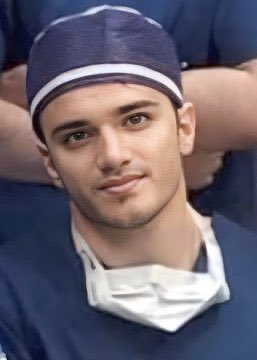 aamirhoossein's tweet image. شاید کمتر کسی اسم #ارشاد_رحمانیان رو شنیده باشه؛

۲۳ ساله بود و کارشناسی هوشبری داشت. ۲۶ آبان ۹۸ بازداشت شد و چند روز بعد پیکرش را کنار سد گاران یافتند جمجمهٔ شکافته، استخوان‌های شکسته، آثار ضرب‌دیدگی بر گردن و شانه‌ها و اثری شبیه سوراخ ناشی از شلیک گلوله.
#علیه_فراموشی