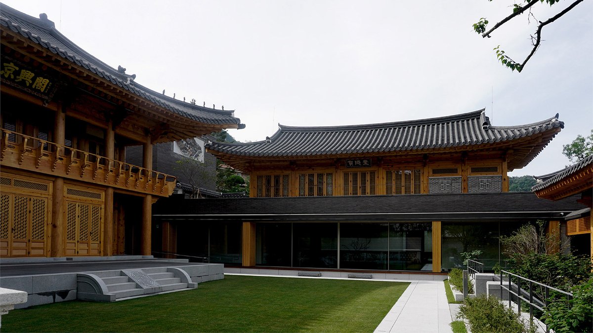 Sunhyewon's new identity by Covenant is a masterclass in cultural branding.

The logo fuses the Hanja character 'Sun' (鲜) with the architecture of a traditional hanok—a perfect harmony of heritage and modernity.

#KoreanDesign #LogoDesign #Branding #Sunhyewon