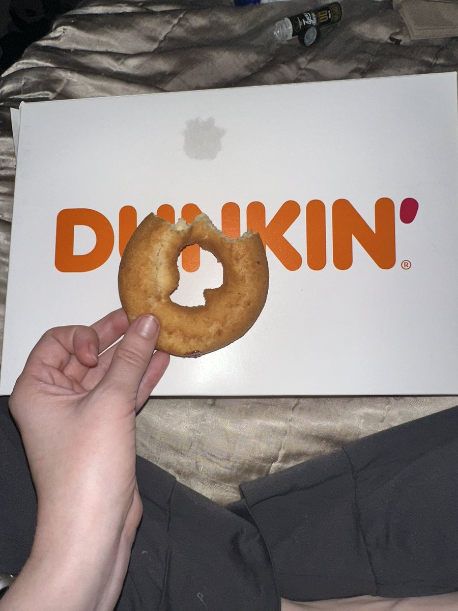 LindseyFA's tweet photo. Holy shit @dunkindonuts this is a sad no flavour or topping, falling apart, pathetic more-bagel-than-donut specimen. What is happening? Please do better https://t.co/y9tL19FPRN
