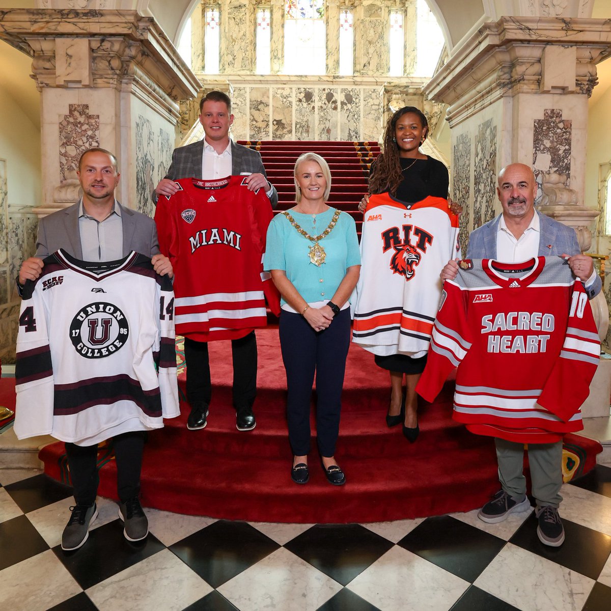 MEET THE TEAMS! 🤝
 
There’s just three weeks to go until the Friendship Four returns to the <a href="/SSEBelfastArena/">The SSE Arena, Belfast</a> on Friday 28 and Saturday 29 November 🔥
 
🏒 R.I.T. Tigers
🏒 Sacred Heart Pioneers
🏒 Miami University RedHawks
🏒 Union College Garnet Chargers
 
Who will lift the