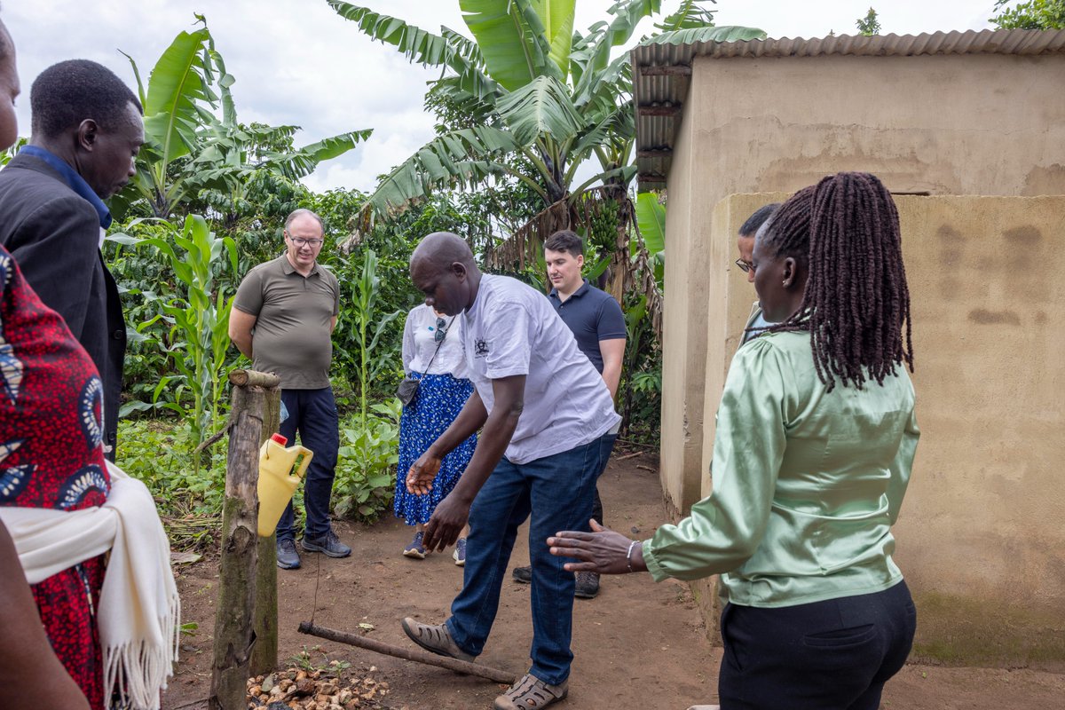 UNICEFUganda's tweet image. In Byabasambu, Kamwenge District, 🇸🇪 MPs + @unicefsverige teams saw how Community-Led Total Sanitation (#CLTS) is transforming hygiene &amp;amp; dignity.

Families showcased improved latrines, handwashing stations &amp;amp; clean surroundings — proof that community action drives lasting change.
