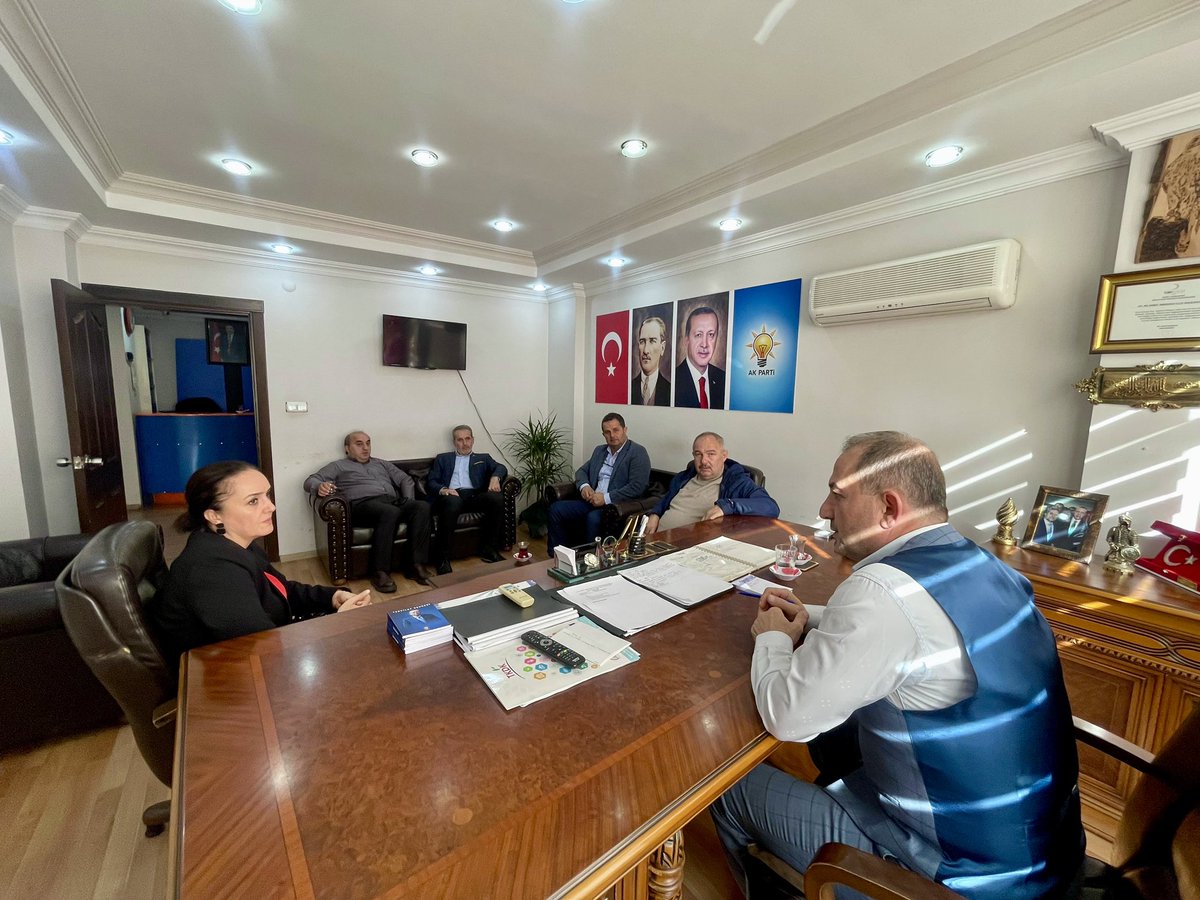 akpartiardesen's tweet photo. Teşkilatımıza Ziyaret
Çamlıhemşin Organik Çay Fabrikası Müdürü Sayın Fatma Musluoğlu ve Müdür Yardımcısı Hüsamettin Kağanoğlu,İlçe Başkanımız Zekeriya Bozkan ve yönetimimizi ziyaret etti.Nazik ziyaretlerinden dolayı kendilerine teşekkür ediyor, çalışmalarında başarılar diliyoruz. https://t.co/981GoJwOvo