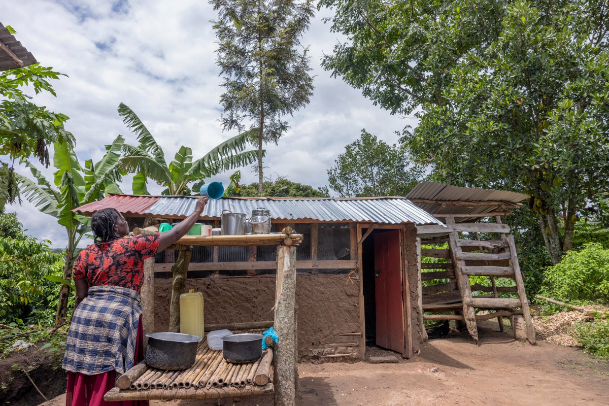 UNICEFUganda's tweet image. In Byabasambu, Kamwenge District, 🇸🇪 MPs + @unicefsverige teams saw how Community-Led Total Sanitation (#CLTS) is transforming hygiene &amp;amp; dignity.

Families showcased improved latrines, handwashing stations &amp;amp; clean surroundings — proof that community action drives lasting change.