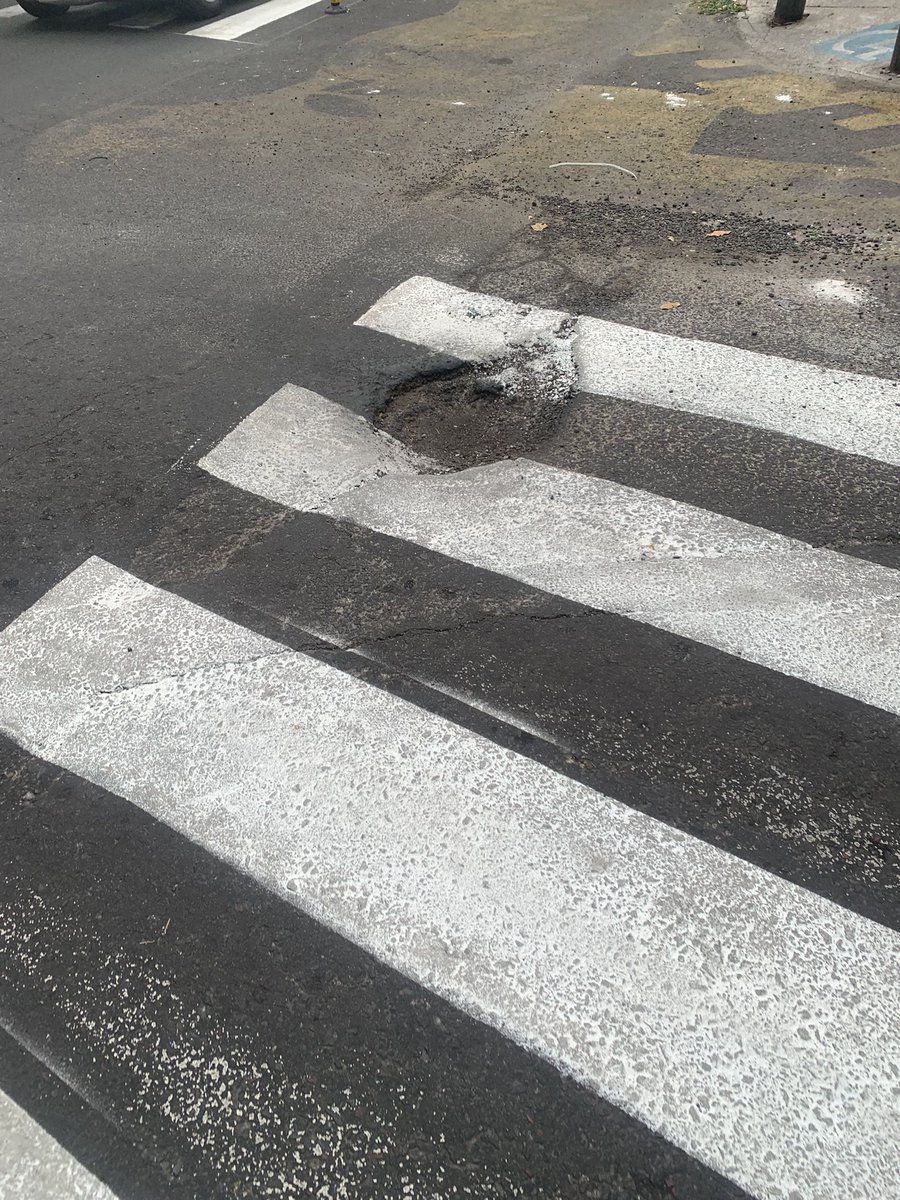 Como lo advertimos el bache ya aumentó de tamaño. Se solicita su pronto apoyo <a href="/LuisMendozaBJ/">Luis Mendoza Acevedo</a> <a href="/AccionesBJ/">Acciones BJ</a> Plan cero baches. Murillo esquina Leonardo da vinci