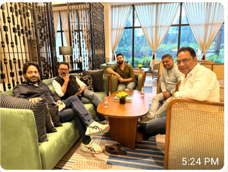 sukhdeobhagat's tweet image. बिहार विधानसभा चुनाव प्रचार प्रसार के लिए आज पटना पहुंचे। 

जहां राष्ट्रीय कांग्रेस के मीडिया इंचार्ज श्री @Pawankhera जी , वार रूम के  चेयरमैन @kumarGauravIyc जी , झारखंड कांग्रेस की मीडिया चेयरमैन गजेंद्र सिंह जी एवं अन्य लोगों के साथ राजनीतिक चर्चा करते हुए।